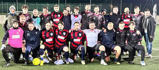 Le formazioni di Su Nuraghe Calcio Biella e Giullari di Corte immortalate insieme prima del fischio d'inizio. Le formazioni di Su Nuraghe Calcio Biella e Giullari di Corte immortalate insieme prima del fischio d'inizio.