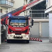 Anziana in difficoltà dentro casa, a Biella interviene anche l’autoscala (foto di Mattia Baù per newsbiella.it) Anziana in difficoltà dentro casa, a Biella interviene anche l’autoscala (foto di Mattia Baù per newsbiella.it)