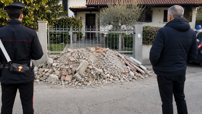 Lite tra vicini a Cossato: scarica macerie davanti a un'abitazione - Immagine generata con ia