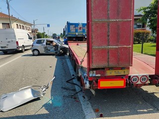 Violento scontro a Sandigliano tra un'auto e un camion con rimorchio Violento scontro a Sandigliano tra un'auto e un camion con rimorchio