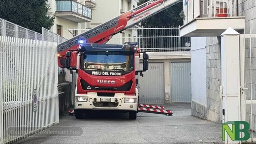 Anziana in difficoltà dentro casa, a Biella interviene anche l’autoscala (foto di Mattia Baù per newsbiella.it)