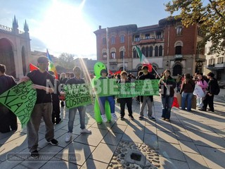 Biella, studenti in piazza contro guerra e precarietà: "Soldi alla scuola e non alla guerra" FOTO e VIDEO