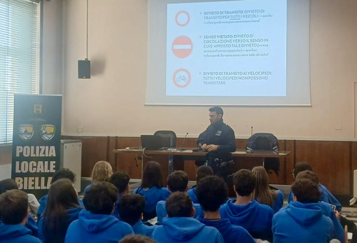 Biella, studenti a lezione dalla Polizia Locale: focus su sicurezza e codice della strada