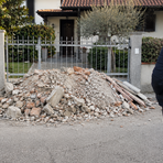 Lite tra vicini a Cossato: scarica macerie davanti a un'abitazione - Immagine generata con ia Lite tra vicini a Cossato: scarica macerie davanti a un'abitazione - Immagine generata con ia