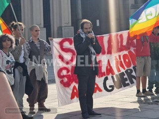 Biella, studenti in piazza contro guerra e precarietà: "Soldi alla scuola e non alla guerra" FOTO e VIDEO