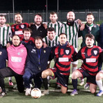 Le due squadre ritratte prima del calcio d’inizio.