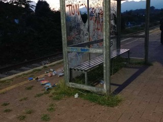 Stazione di Cossato nel degrado, un lettore: “Bottiglie rotte sui marciapiedi” Stazione di Cossato nel degrado, un lettore: “Bottiglie rotte sui marciapiedi”