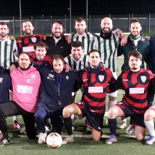 Le due squadre ritratte prima del calcio d’inizio.