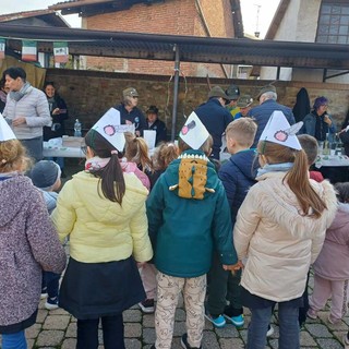 Salussola: gli Alpini regalano una castagnata a scuola tra canti e giochi
