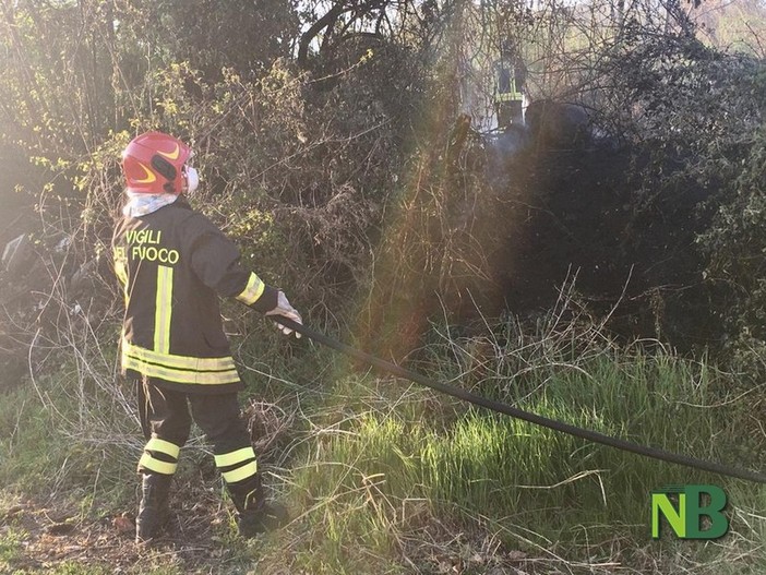 Sterpaglie a fuoco: dopo Ronco, Vigili del Fuoco al lavoro con AIB a Cavaglià, foto archivio Sterpaglie a fuoco: dopo Ronco, Vigili del Fuoco al lavoro con AIB a Cavaglià, foto archivio