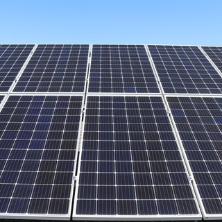 Energie rinnovabili, priorità agli impianti fotovoltaici su aree industriali, discariche e siti da bonificare