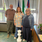 Dagli scacchi alla didattica, a Tollegno consegnata alla scuola la scacchiera gigante de “La storia di Sissa”