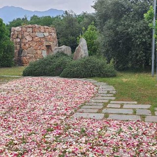 Infiorata dell’area monumentale di “Nuraghe Chervu” e pietra di Bordolano inserita nel selciato di memoria