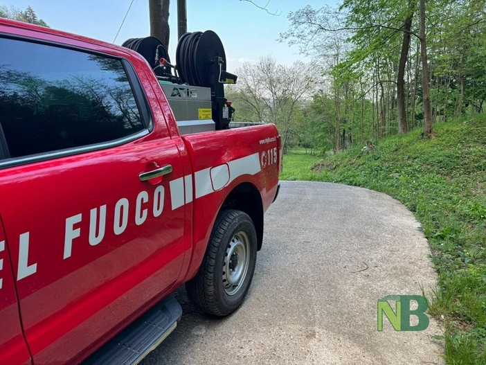 Pralungo, sterpaglie a fuoco in via Bonino foto Davide Finatti per newsbiella.it