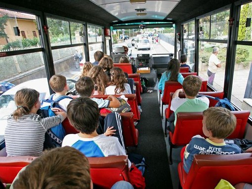 Insulti e bullismo sullo scuolabus, a Quaregna Cerreto il sindaco sale come sentinella: "Tolleranza zero" Insulti e bullismo sullo scuolabus, a Quaregna Cerreto il sindaco sale come sentinella: "Tolleranza zero"
