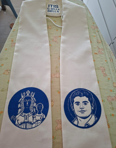 Biella, donata a papa Leone XIV una stola confezionata all’Itis FOTO