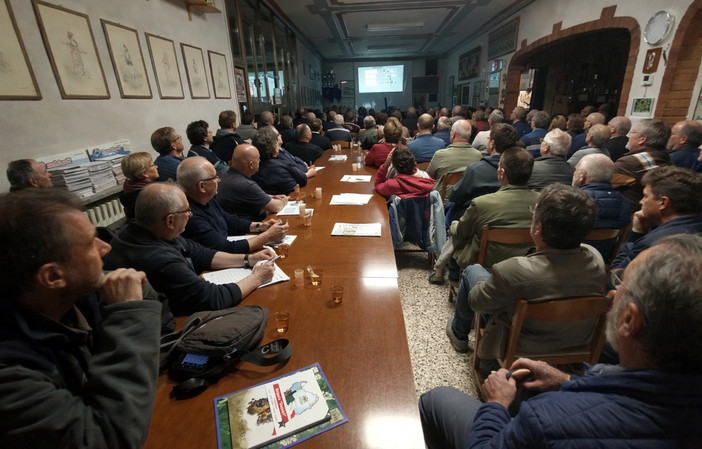 Un momento della partecipata quarta serata del corso di apicoltura, caratterizzata da grande attenzione verso le strategie di contrasto all’acaro varroa.