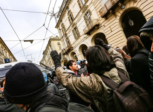 Ancora un corteo ad alta tensione a Torino: bruciata la foto di Meloni, scontri con la Polizia
