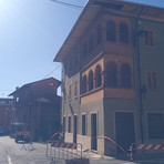 Forti raffiche di vento a Strona, cade in strada sottotetto di una casa