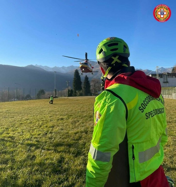 Dal Nord Ovest - Parapendio urta i cavi elettrici e finisce in un torrente: 71enne tratto in salvo (foto di repertorio)
