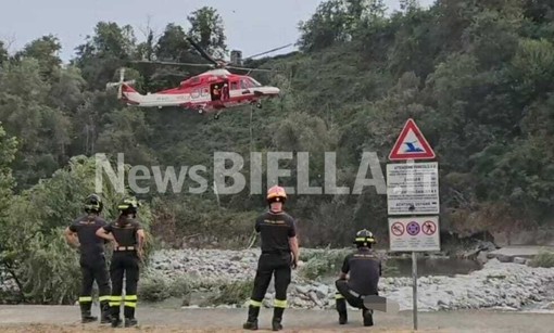 Biella, sei giovani bloccati dalla piena improvvisa del torrente Cervo: tratti in salvo dal Drago dei Vigili del Fuoco (servizio di Mauro Benedetti per newsbiella.it) Biella, sei giovani bloccati dalla piena improvvisa del torrente Cervo: tratti in salvo dal Drago dei Vigili del Fuoco (servizio di Mauro Benedetti per newsbiella.it)