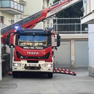 Anziana in difficoltà dentro casa, a Biella interviene anche l’autoscala (foto di Mattia Baù per newsbiella.it)