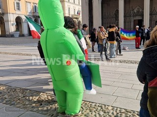 Biella, studenti in piazza contro guerra e precarietà: "Soldi alla scuola e non alla guerra" FOTO e VIDEO