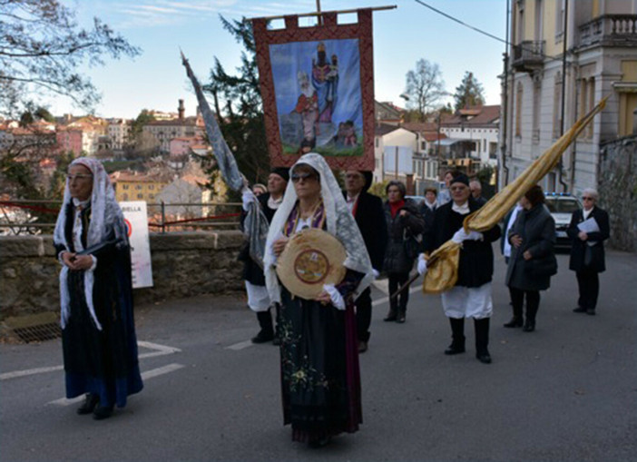 Comunità sarda di Biella durante una precedente edizione del pellegrinaggio a San Giuseppe di Riva (foto d’archivio).