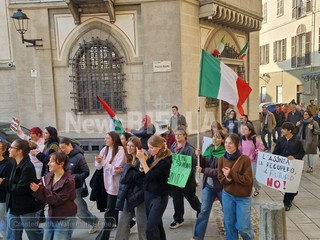 Biella, studenti in piazza contro guerra e precarietà: "Soldi alla scuola e non alla guerra" FOTO e VIDEO