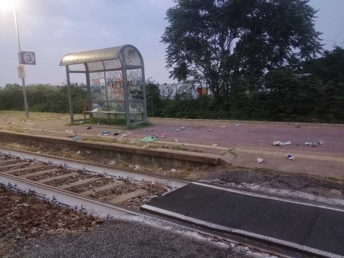 Stazione di Cossato nel degrado, un lettore: “Bottiglie rotte sui marciapiedi” Stazione di Cossato nel degrado, un lettore: “Bottiglie rotte sui marciapiedi”