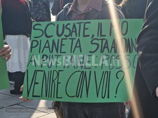 Biella, studenti in piazza contro guerra e precarietà: "Soldi alla scuola e non alla guerra" FOTO e VIDEO