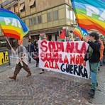 Biella, studenti in piazza: "Soldi alla scuola e non alla guerra" FOTO e VIDEO Biella, studenti in piazza: "Soldi alla scuola e non alla guerra" FOTO e VIDEO