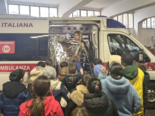 Biella, gli alunni della Pietro Micca in visita alla Croce Rossa: incontro sul primo soccorso - Foto dalla pagina Facebook della Croce Rossa Italiana - Sezione di Biella