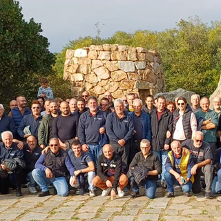 Biella, cori sardi, trentini e piemontesi in visita all’area monumentale di Nuraghe Chervu.
