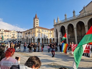 Biella, studenti in piazza contro guerra e precarietà: "Soldi alla scuola e non alla guerra" FOTO e VIDEO