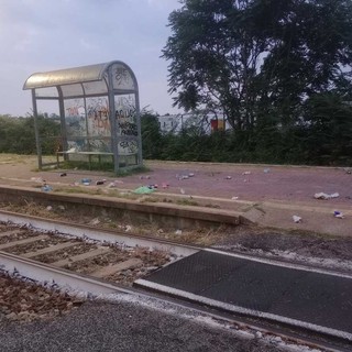 Stazione di Cossato nel degrado, un lettore: “Bottiglie rotte sui marciapiedi”