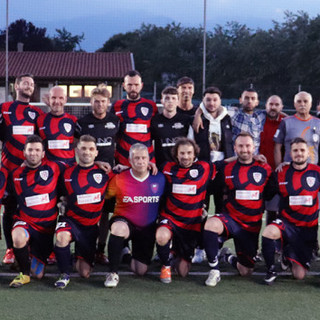 Nell’immagine, “Su Nuraghe Calcio Biella” e “Algida” con arbitri e dirigenti di entame le formazioni