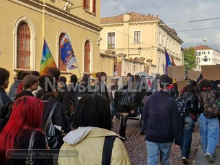 Biella, studenti in piazza contro guerra e precarietà: "Soldi alla scuola e non alla guerra" FOTO e VIDEO