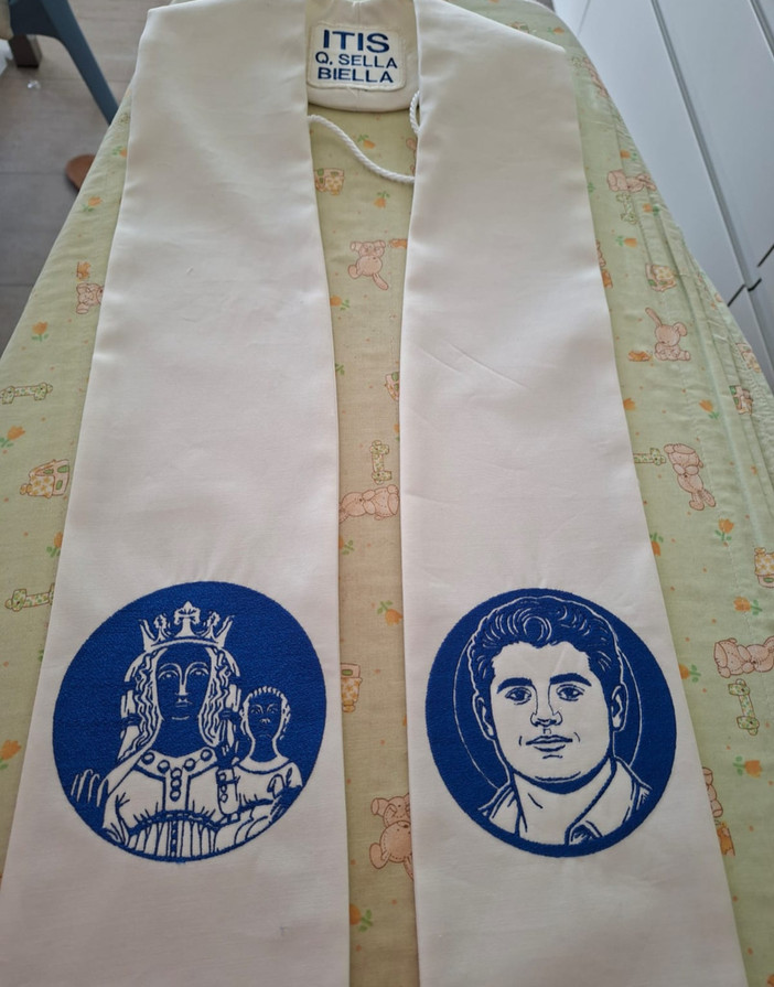 Biella, donata a papa Leone XIV una stola confezionata all’Itis FOTO Biella, donata a papa Leone XIV una stola confezionata all’Itis FOTO