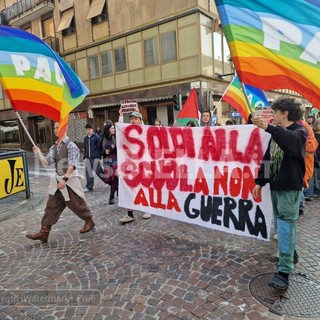 Biella, studenti in piazza: "Soldi alla scuola e non alla guerra" FOTO e VIDEO Biella, studenti in piazza: "Soldi alla scuola e non alla guerra" FOTO e VIDEO