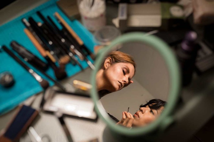 Specchietti per trucco: quale finitura e supporto scegliere in base allo spazio