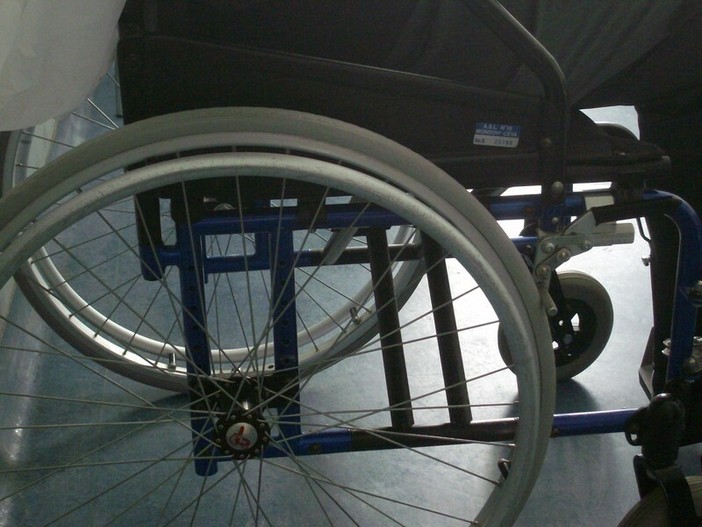 Dal Nord Ovest - Ruba la sedia a rotelle ad un anziano: rintracciato e arrestato