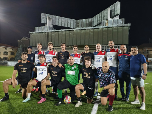 Atleti e dirigenti di Su Nuraghe-Pizza Flash, scesi in campo in due formazioni con maglie di diversi colori, prima dell’amichevole disputata sul rinnovato terreno sintetico di San Biagio. Volti e colori, uniti dalla voglia di giocare, stare insieme e costruire nuovi legami di amicizia.