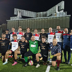 Atleti e dirigenti di Su Nuraghe-Pizza Flash, scesi in campo in due formazioni con maglie di diversi colori, prima dell’amichevole disputata sul rinnovato terreno sintetico di San Biagio. Volti e colori, uniti dalla voglia di giocare, stare insieme e costruire nuovi legami di amicizia.