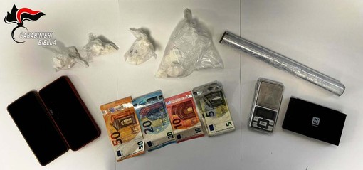 Centro di spaccio nei boschi di Biella: arrestato con cocaina e contanti