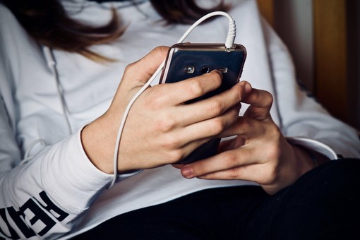 Sempre con il cellulare in mano: quando l’abitudine diventa dipendenza Sempre con il cellulare in mano: quando l’abitudine diventa dipendenza