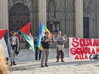 Biella, studenti in piazza contro guerra e precarietà: "Soldi alla scuola e non alla guerra" FOTO e VIDEO