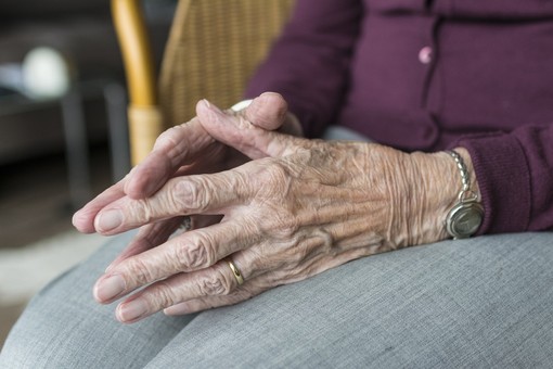 Truffa ai danni di una donna di Cavaglià: sottratti monili dopo essersi introdotto in casa con una scusa - foto repertorio