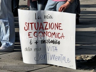 Biella, studenti in piazza contro guerra e precarietà: "Soldi alla scuola e non alla guerra" FOTO e VIDEO
