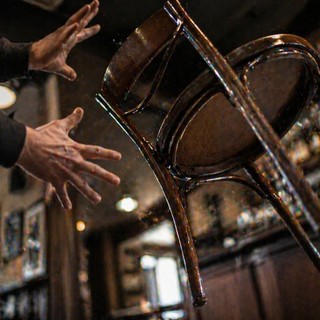 Cossato, lite furiosa in un bar: poi lancia la sedia contro i titolari (immagine generata dall'IA)